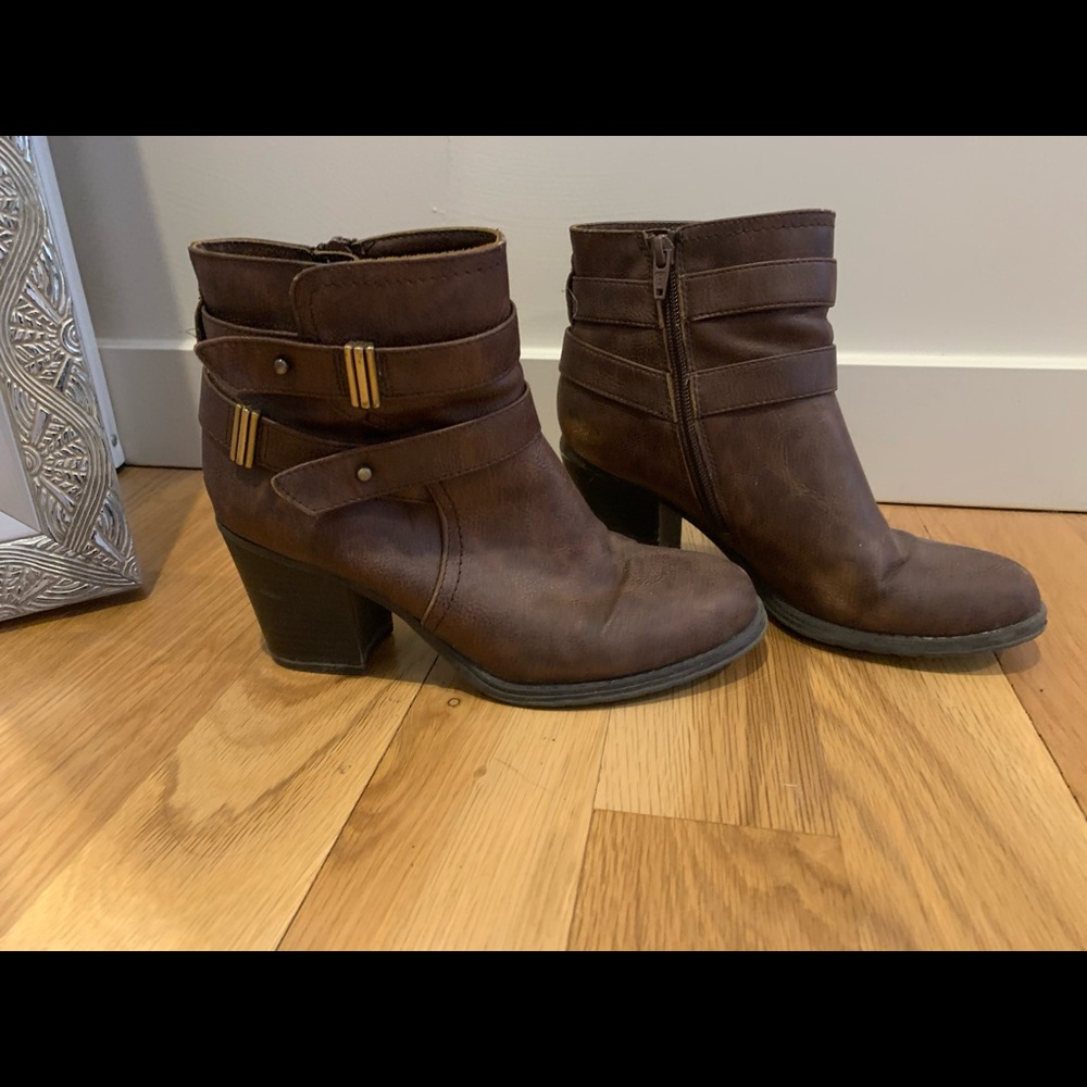 Brown heeled boot
